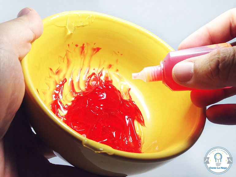 Agregando colorante amarillo - Cómo hacer sangre falsa