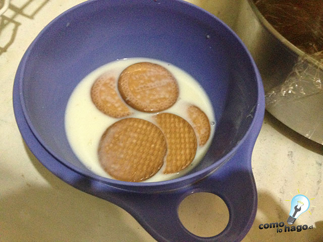 Remojando las galletas - Cómo hacer una marquesa de chocolate