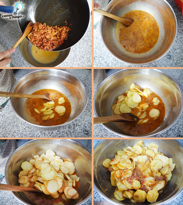 Mezclando las papas y la longaniza - Cómo hacer una tortilla española 