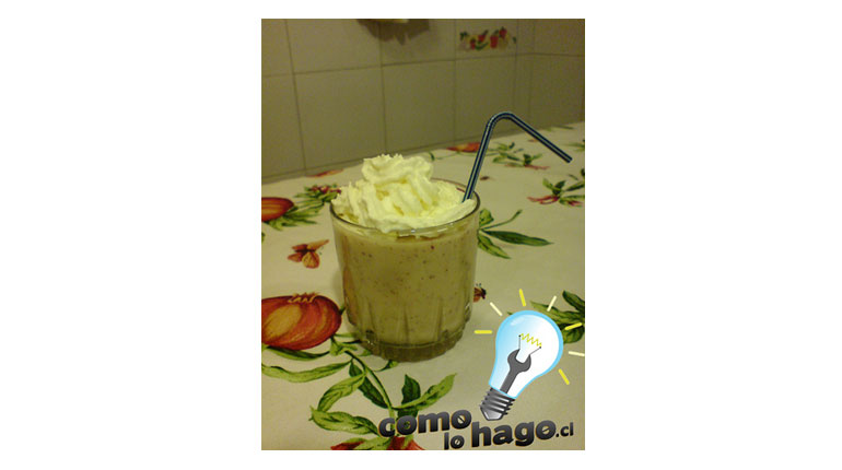 Cómo hacer un batido de frutas, leche y miel de syrup