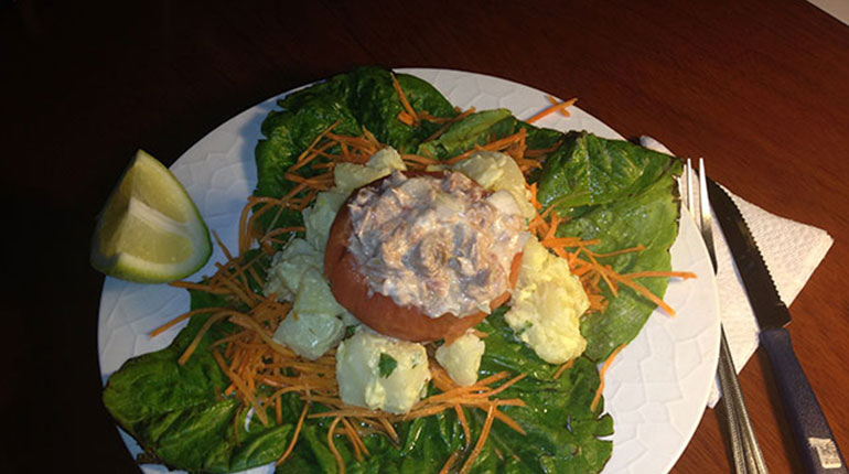 Cómo preparar una ensalada de tomates rellenos